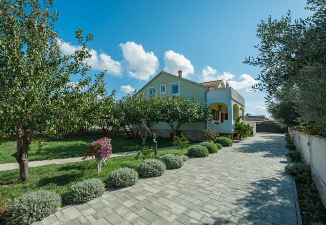 Ferienhaus in Galovac - Holiday house Antonia with pool