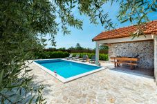 Ferienhaus in Galovac - Holiday house Antonia with pool