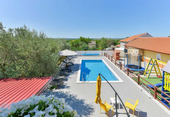 Ferienhaus in Suhovare - Holiday Home Vesna with heated pool