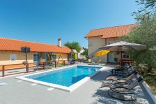 Ferienhaus in Suhovare - Holiday Home Vesna with heated pool