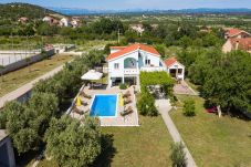 Ferienhaus in Sukošan - Holiday Home Marina with pool