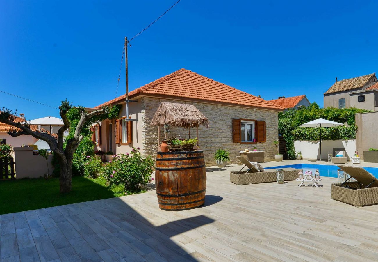 Ferienhaus in Petrcane - Modern Holiday house Gatsby only 40m from the sea