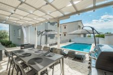 Ferienhaus in Maslenica - Holiday home Viktoria with pool