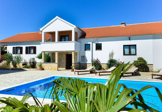 Villa in Miranje - Villa Marinic with heated pool and entertainment r