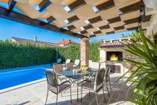 Neue Steinvilla mit Pool und nahe am Meer