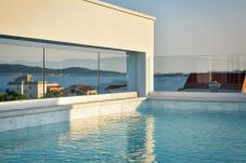 Luxuriös eingerichtetes Apartment mit Dachterrasse und beheiztem Swimmingpool in der Nähe der Stadt Zadar.