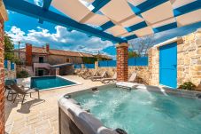 Ferienhaus in Sukošan - Stone Holiday house Zara with jacuzzi
