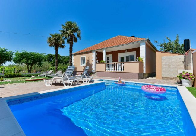 Ferienhaus in Benkovac - Holiday House Meri with pool