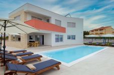 moderne, geräumige, komplett eingezäunte Villa mit Pool