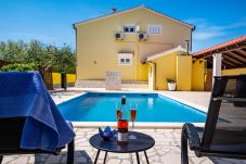 Ferienhaus in Privlaka - Apartment house Simoni with pool