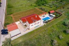 Ferienhaus in Privlaka - Apartment house Simoni with pool