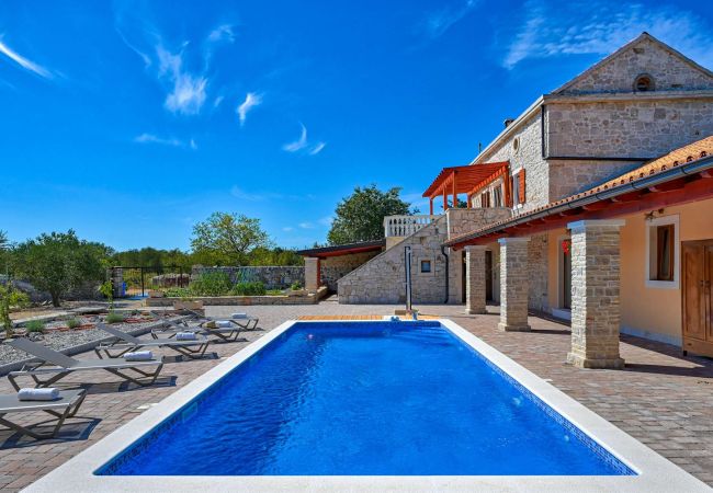 Villa in Biograd na moru - Villa Jacassa with heated pool and jacuzzi