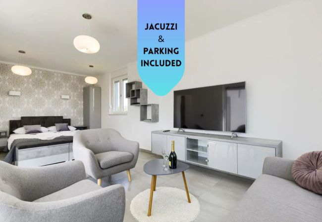 Ferienwohnung in Turanj - Penthouse Laudato with jacuzzi