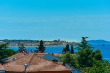 Ferienwohnung in Turanj - Penthouse Laudato with jacuzzi