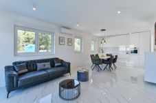 Wohnzimmer, Esszimmer, Küche, Balkonausgang