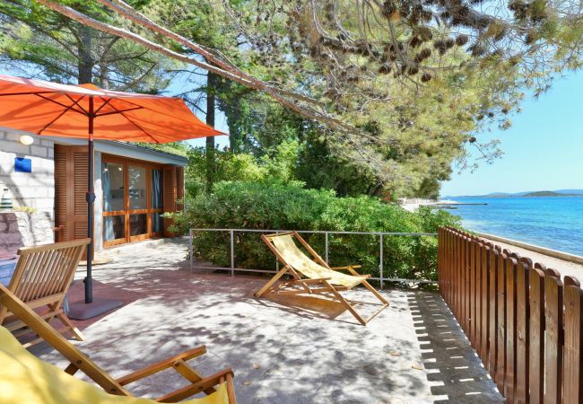 Ferienhaus in Sveti Petar - Beachfront Holiday home Maestral