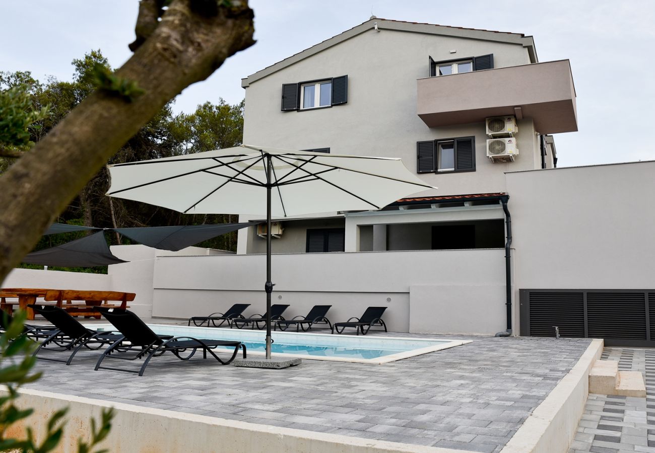 4-Schlafzimmer, Pool, ruhiger Teil der Stadt
