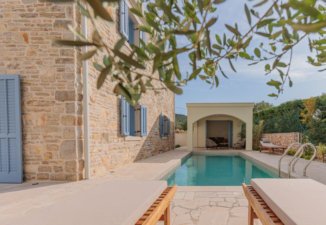 Villa in Dobropoljana - Seafront Villa Adriatica with pool