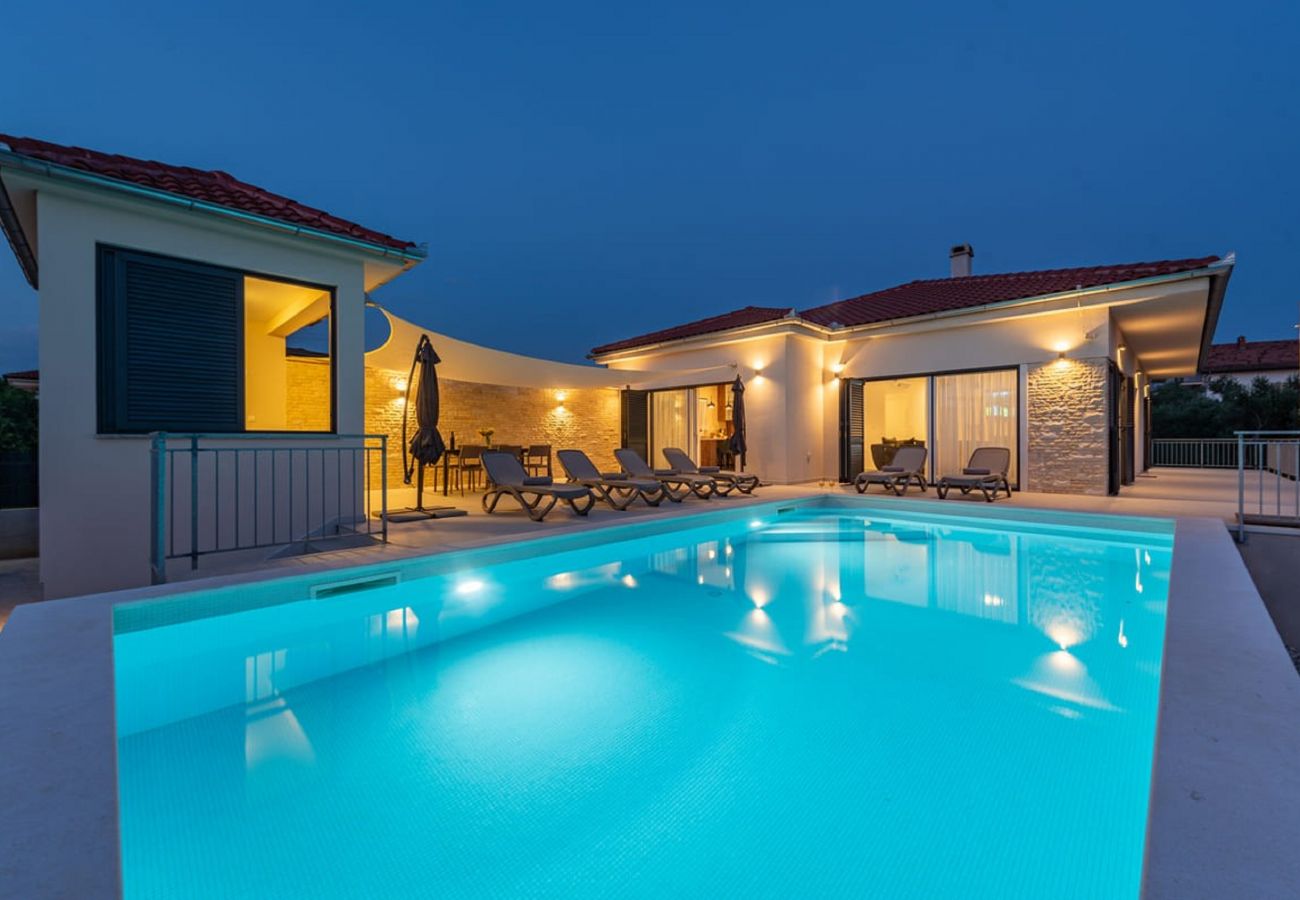 Ferienhaus in Sukošan - Villa Paloma with heated pool