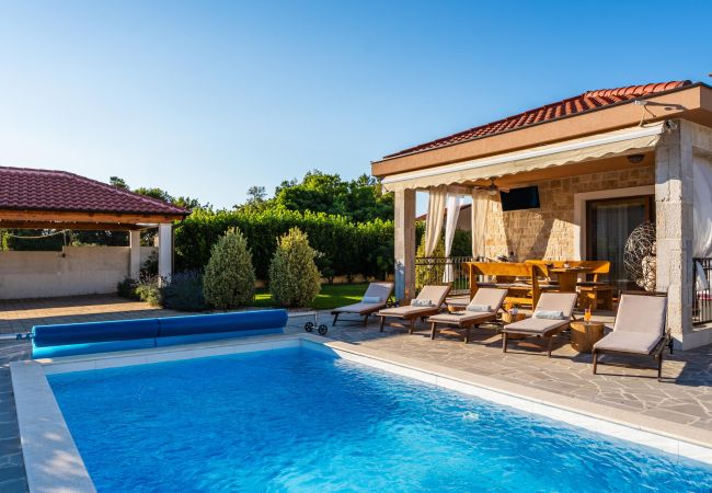 Ferienhaus in Vrsi - Holiday Home Beti with heated pool