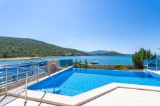 Ferienwohnung in Dubrava - Beachfront Apartment house Hon with pool