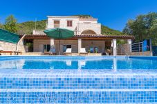 Ferienwohnung in Dubrava - Beachfront Apartment house Hon with pool