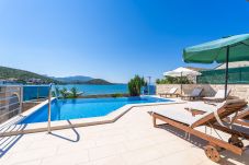 Ferienwohnung in Dubrava - Beachfront Apartment house Hon with pool