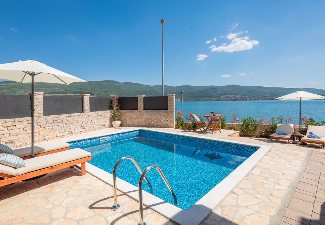 Villa in Pridraga - Beachfront villa Noa with heated pool