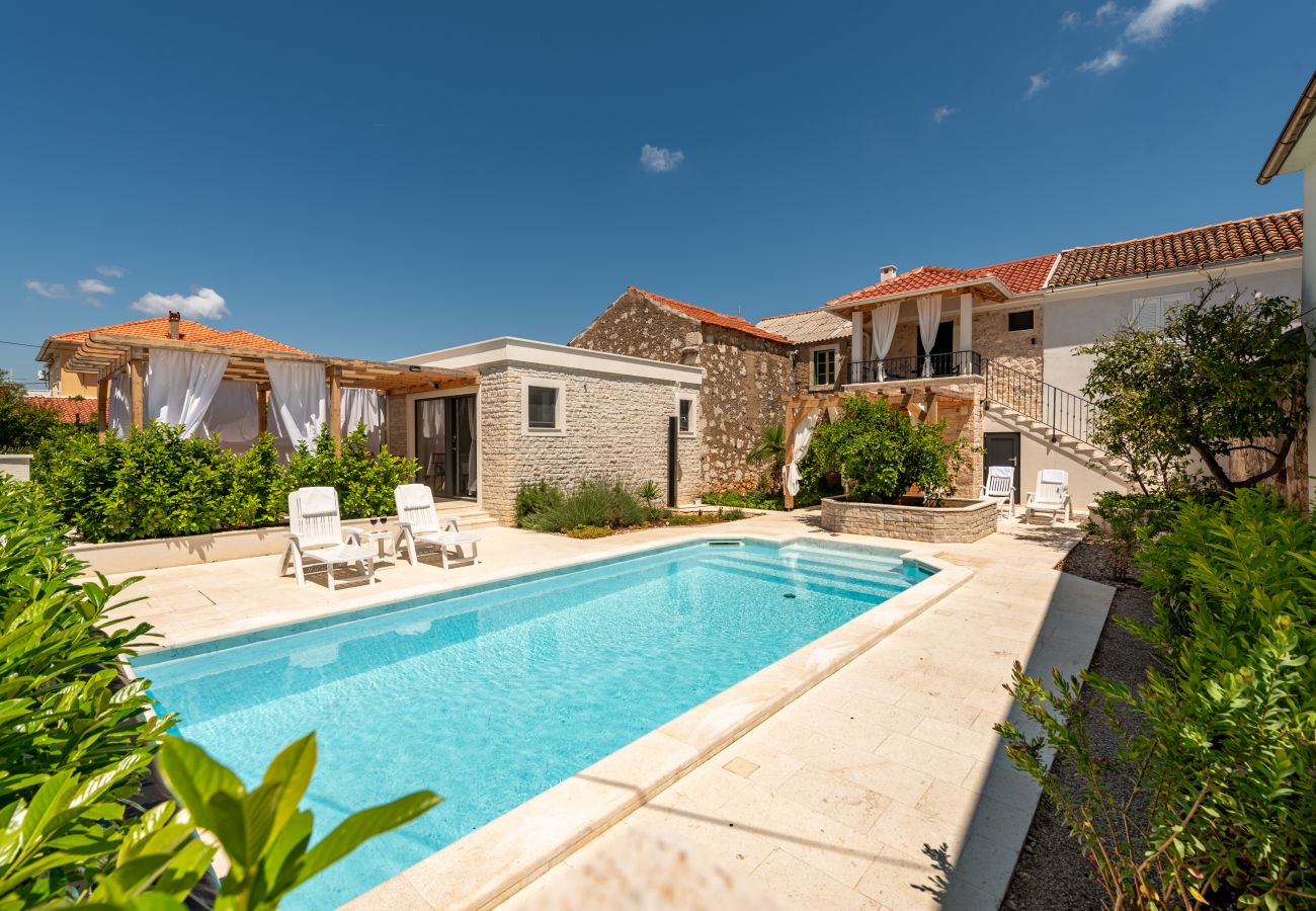 Ferienwohnung in Ugljan - Studio Apartment Varos with shared pool