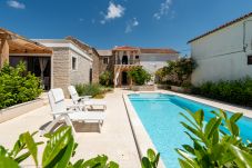 Ferienwohnung in Ugljan - Apartment Varos 2+1 with shared pool