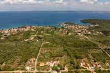 Ferienwohnung in Ugljan - Apartment Varos 2+1 with shared pool