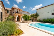 Ferienwohnung in Ugljan - Apartment Varos 2+1 with shared pool