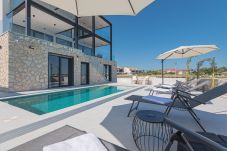 Villa in Privlaka - Seafront Villa Serena with pool and seaview