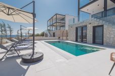 Villa in Privlaka - Seafront Villa Serena with pool and seaview