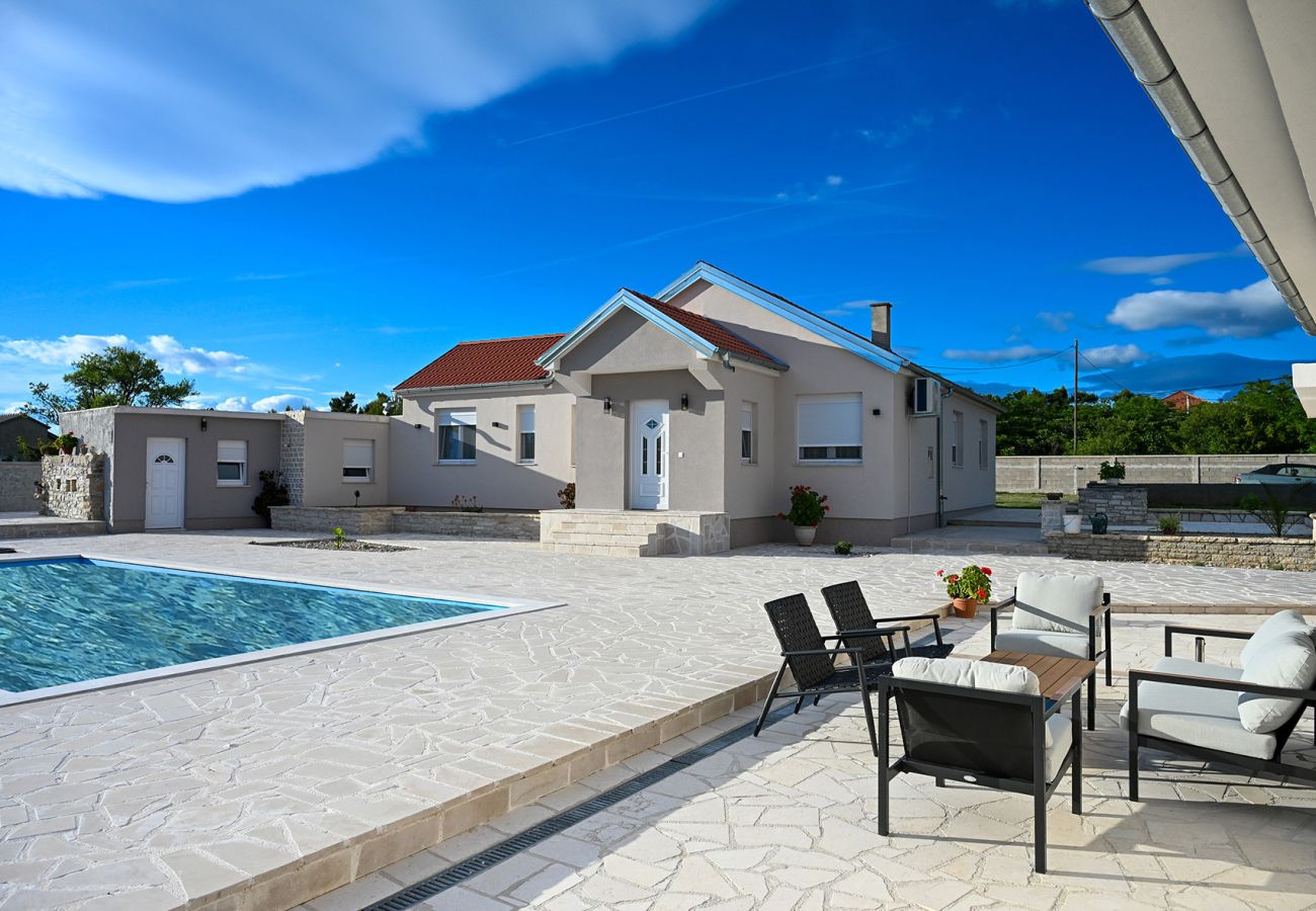 Ferienhaus in Bukovic - Holiday Home Marija with pool