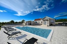 Ferienhaus in Bukovic - Holiday Home Marija with pool