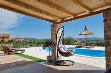 Ferienhaus in Vrana - Holiday Home A&M with pool and lakeview