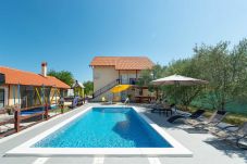 House in Suhovare - Holiday Home Vesna with heated pool