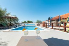 House in Suhovare - Holiday Home Vesna with heated pool