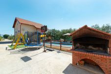 House in Suhovare - Holiday Home Vesna with heated pool