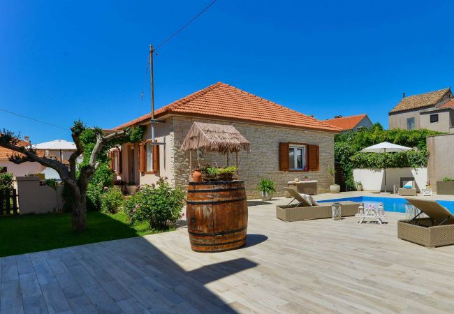 House in Petrcane - Modern Holiday house Gatsby only 40m from the sea