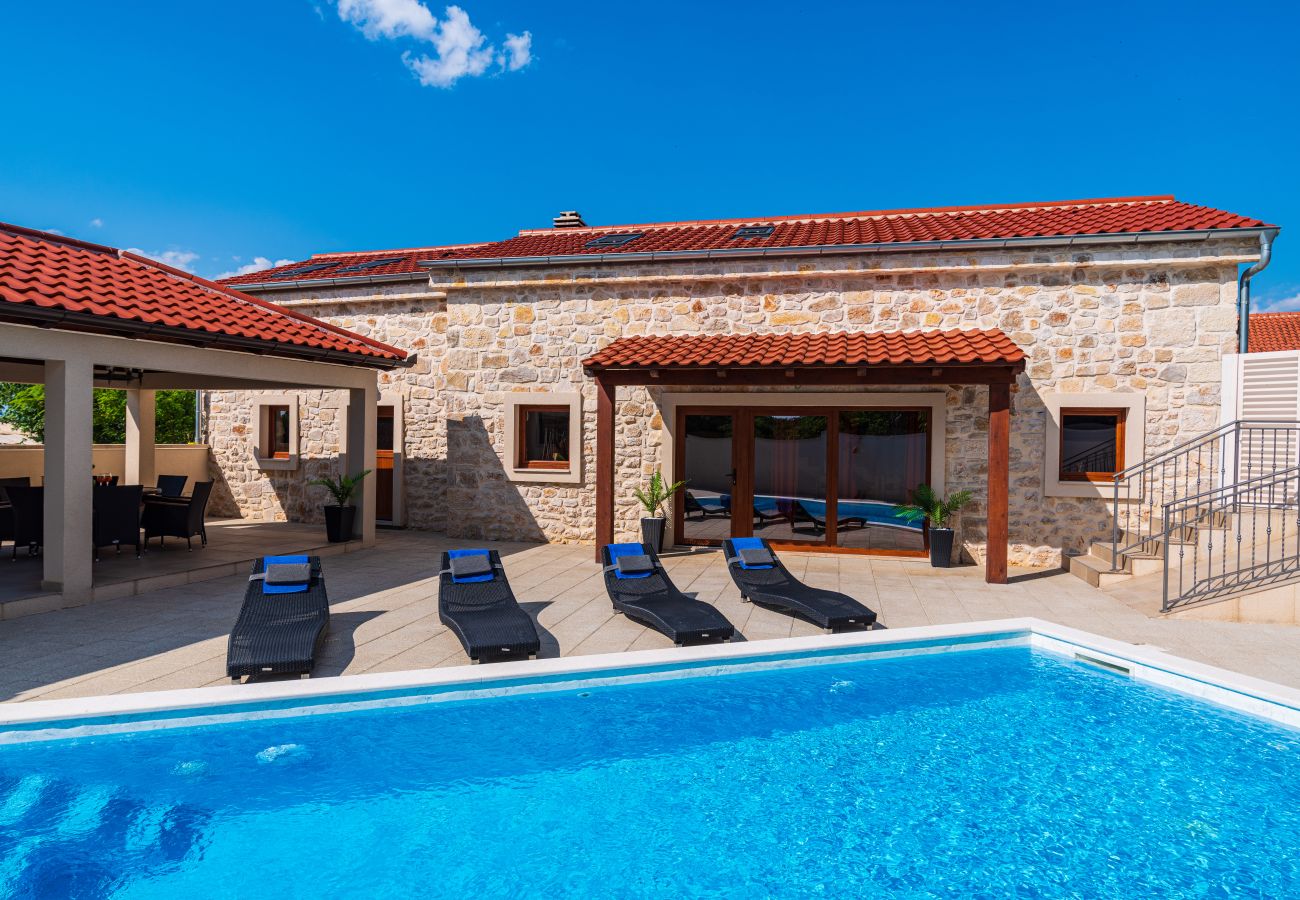 Villa in Debeljak - Villa Miandri with heated pool