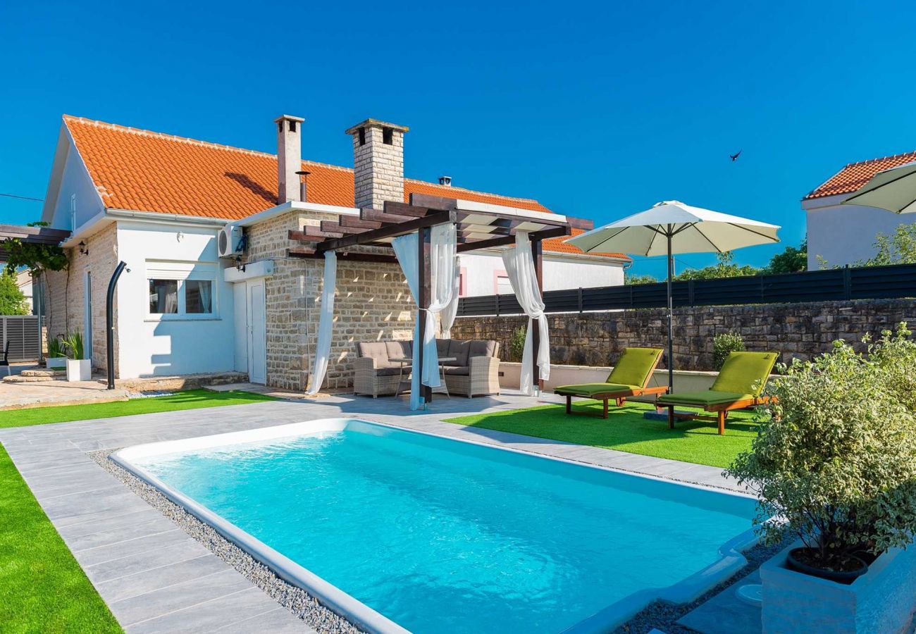 Beautiful holiday house with a pool, ideal for a family