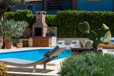 pool, lounge, barbecue, garden