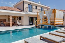 Villa in Vrana - Magnificent Villa Oasis with extra large heated po