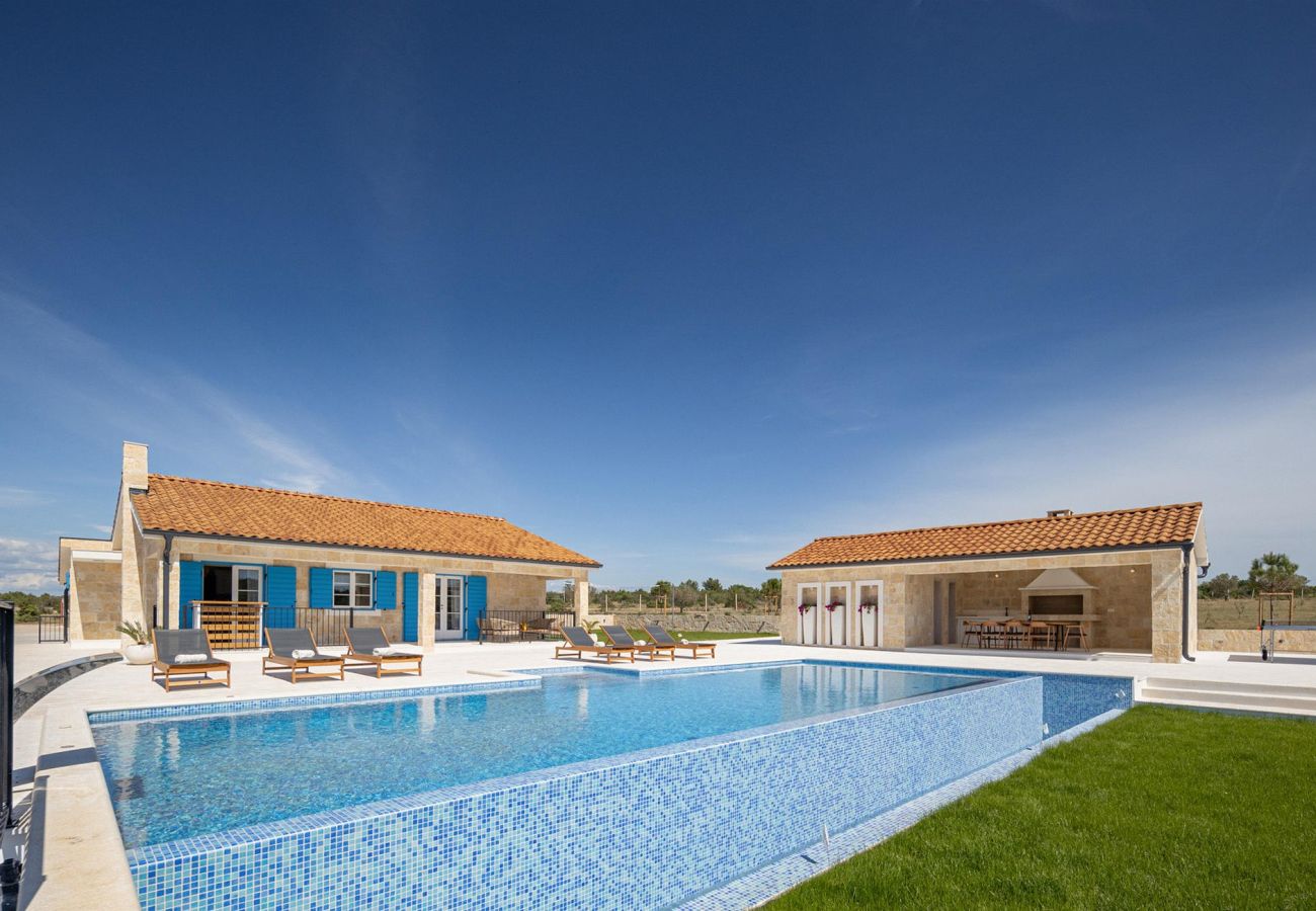 Villa in Sveti Filip i Jakov - Charming villa Viliska with heated pool