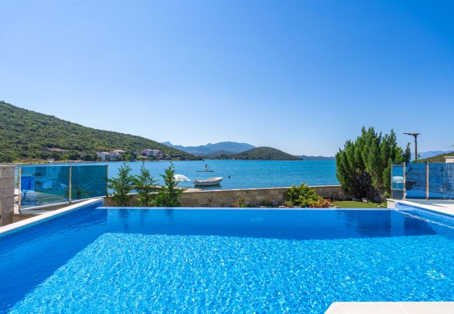 Apartment in Dubrava - Beachfront Apartment house Hon with pool