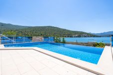 Apartment in Dubrava - Beachfront Apartment house Hon with pool