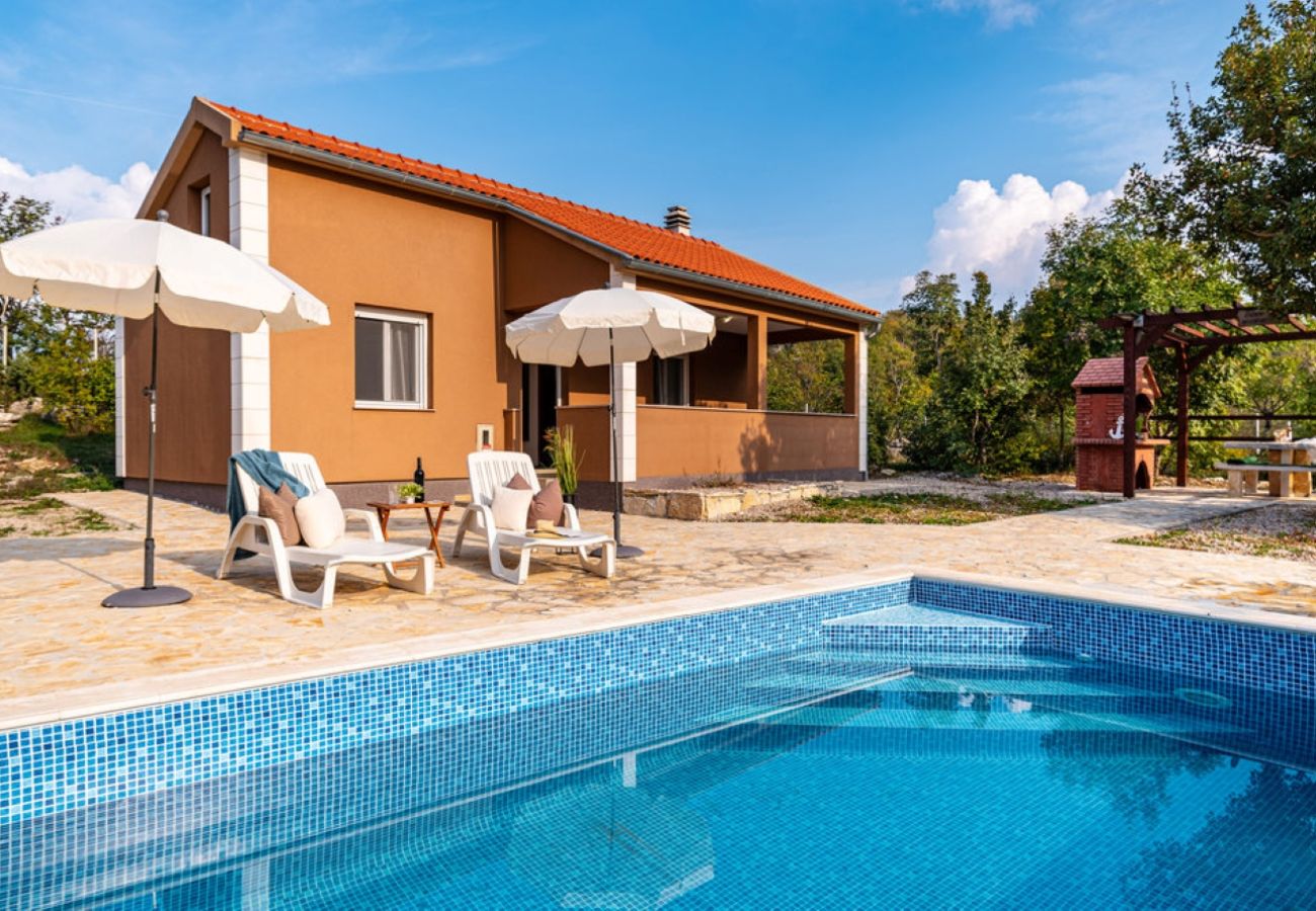 House in Zelengrad - Holiday Home Zelengrad