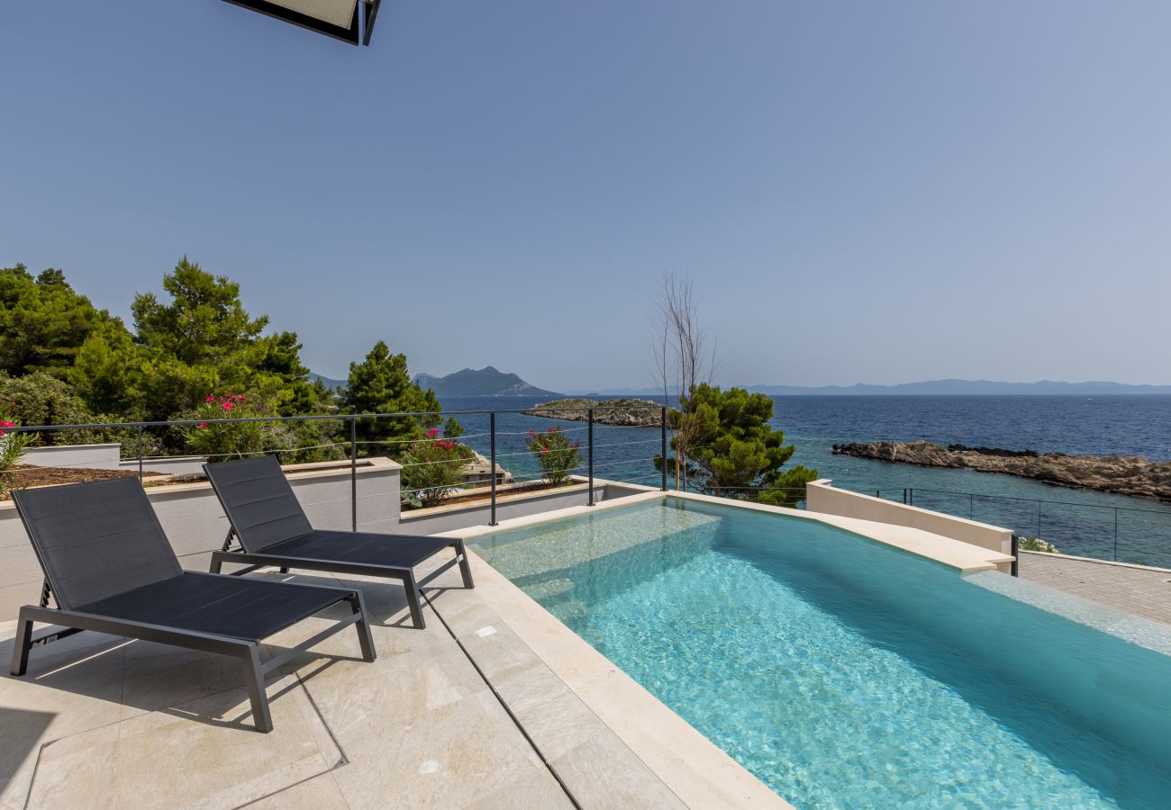 Villa in Pijavicino - Beachfront villa Luce with seaview and pool